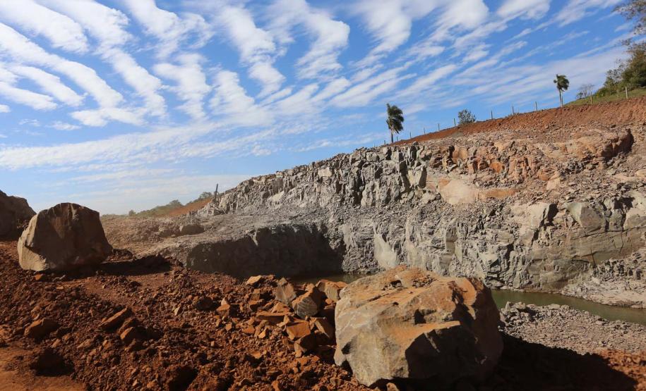 Serviços de terraplanagem, pavimentação e drenagem do Contorno Noroeste em Francisco Beltrao, que irá tirar o tráfego pesado de caminhões de dentro da cidade. O acesso rodoviário terá 5,2 quilômetros de extensão, ligando a PR-180 com a PR-483, e contará com cinco trincheiras e viadutos, duas faixas, além de acostamentos com 2,5 metros de largura e mais de dois quilômetros de terceiras faixas.