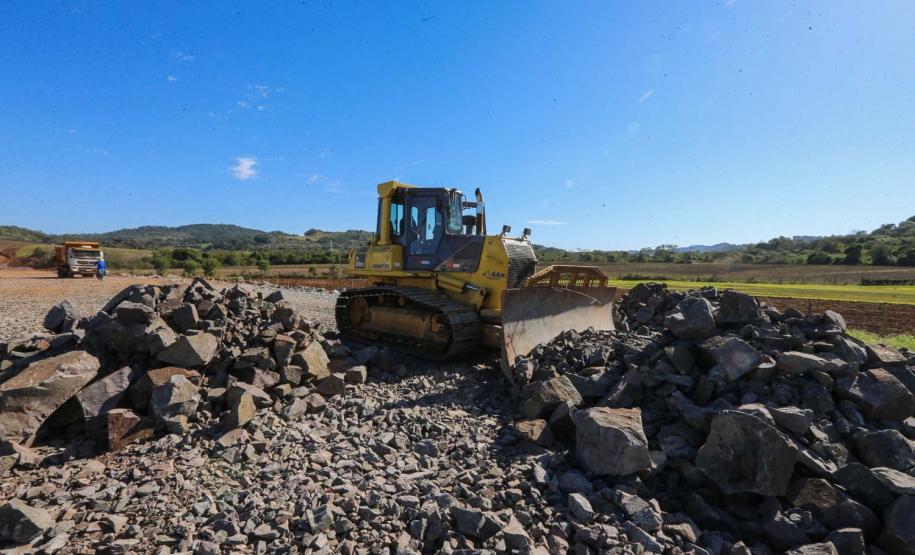 Serviços de terraplanagem, pavimentação e drenagem do Contorno Noroeste em Francisco Beltrao, que irá tirar o tráfego pesado de caminhões de dentro da cidade. O acesso rodoviário terá 5,2 quilômetros de extensão, ligando a PR-180 com a PR-483, e contará com cinco trincheiras e viadutos, duas faixas, além de acostamentos com 2,5 metros de largura e mais de dois quilômetros de terceiras faixas.