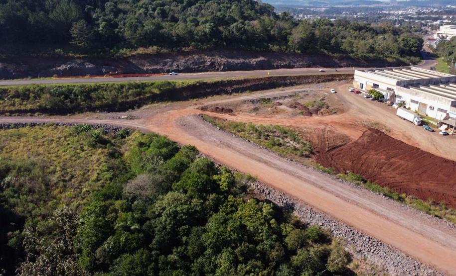 Serviços de terraplanagem, pavimentação e drenagem do Contorno Noroeste em Francisco Beltrao, que irá tirar o tráfego pesado de caminhões de dentro da cidade. O acesso rodoviário terá 5,2 quilômetros de extensão, ligando a PR-180 com a PR-483, e contará com cinco trincheiras e viadutos, duas faixas, além de acostamentos com 2,5 metros de largura e mais de dois quilômetros de terceiras faixas.