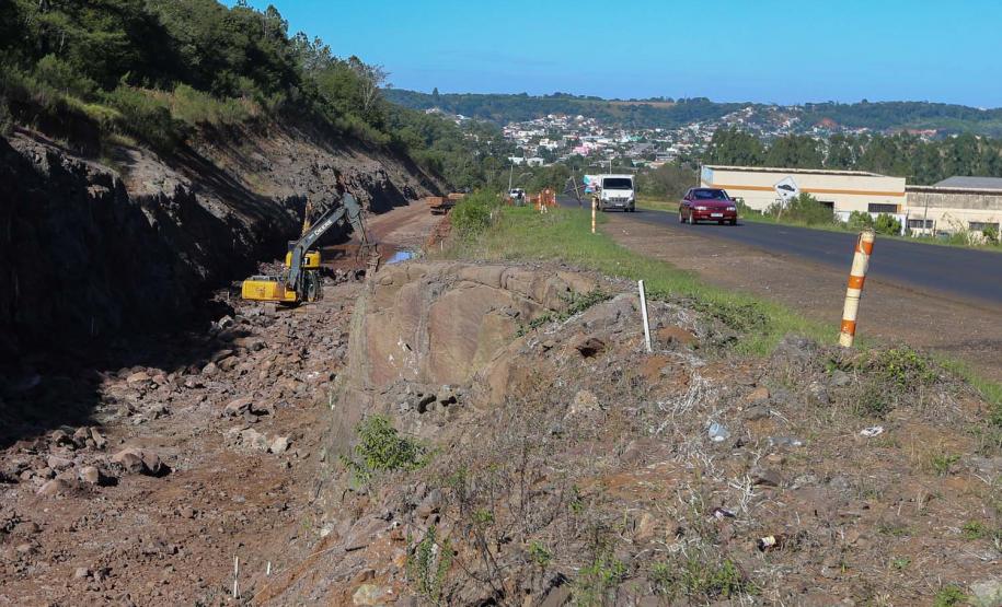 Serviços de terraplanagem, pavimentação e drenagem do Contorno Noroeste em Francisco Beltrao, que irá tirar o tráfego pesado de caminhões de dentro da cidade. O acesso rodoviário terá 5,2 quilômetros de extensão, ligando a PR-180 com a PR-483, e contará com cinco trincheiras e viadutos, duas faixas, além de acostamentos com 2,5 metros de largura e mais de dois quilômetros de terceiras faixas.