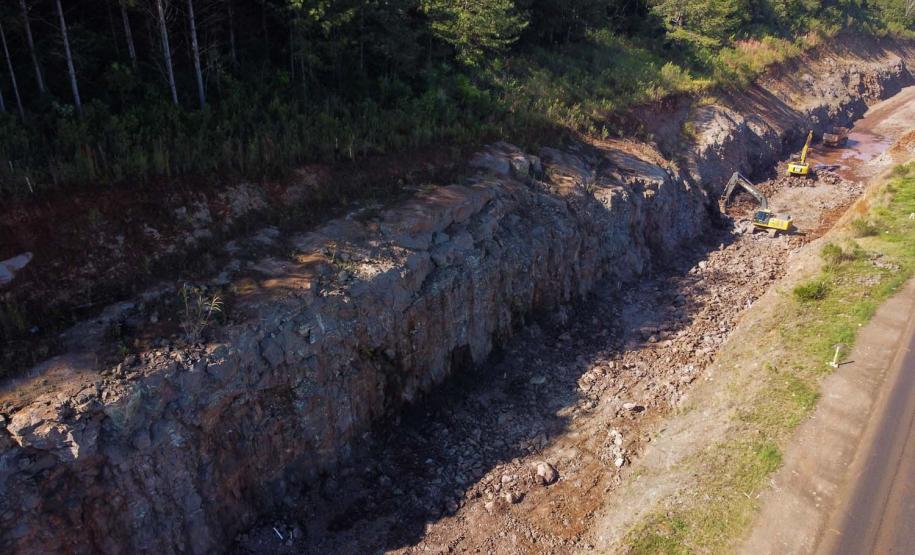 Serviços de terraplanagem, pavimentação e drenagem do Contorno Noroeste em Francisco Beltrao, que irá tirar o tráfego pesado de caminhões de dentro da cidade. O acesso rodoviário terá 5,2 quilômetros de extensão, ligando a PR-180 com a PR-483, e contará com cinco trincheiras e viadutos, duas faixas, além de acostamentos com 2,5 metros de largura e mais de dois quilômetros de terceiras faixas.