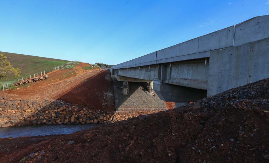 Obras do  Contorno Noroeste de Pato Branco com um viaduto erguido sobre a BR-158, uma ponte sobre o Rio Ligeiro e cinco quilômetros de rodovia até a PR-493 em Itapejara D Oeste. O objetivo é enviar todo o tráfego  de caminhões, para o contorno, aliviando o trânsito urbano.