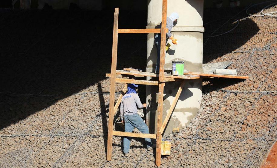 Obras do  Contorno Noroeste de Pato Branco com um viaduto erguido sobre a BR-158, uma ponte sobre o Rio Ligeiro e cinco quilômetros de rodovia até a PR-493 em Itapejara D Oeste. O objetivo é enviar todo o tráfego  de caminhões, para o contorno, aliviando o trânsito urbano.