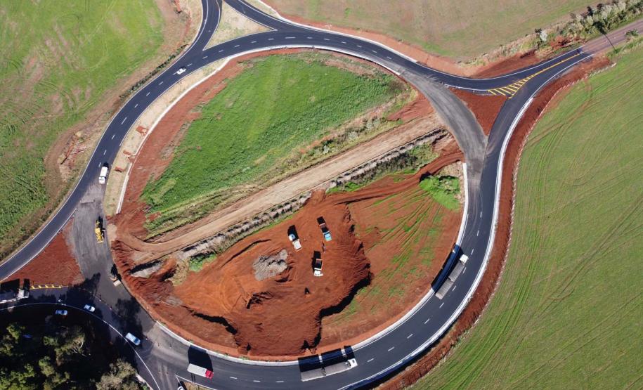 Obras do  Contorno Noroeste de Pato Branco com um viaduto erguido sobre a BR-158, uma ponte sobre o Rio Ligeiro e cinco quilômetros de rodovia até a PR-493 em Itapejara D Oeste. O objetivo é enviar todo o tráfego  de caminhões, para o contorno, aliviando o trânsito urbano.