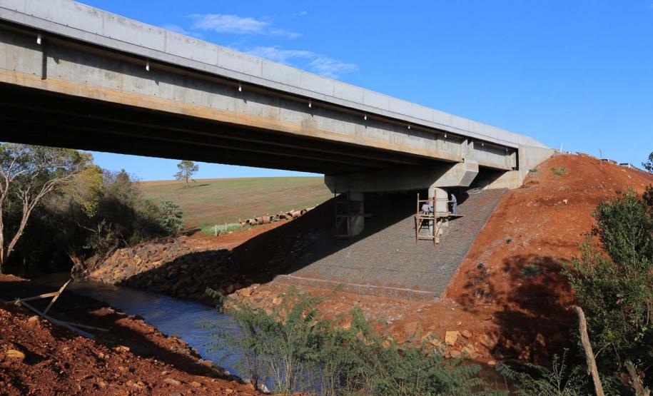 Obras do  Contorno Noroeste de Pato Branco com um viaduto erguido sobre a BR-158, uma ponte sobre o Rio Ligeiro e cinco quilômetros de rodovia até a PR-493 em Itapejara D Oeste. O objetivo é enviar todo o tráfego  de caminhões, para o contorno, aliviando o trânsito urbano.
