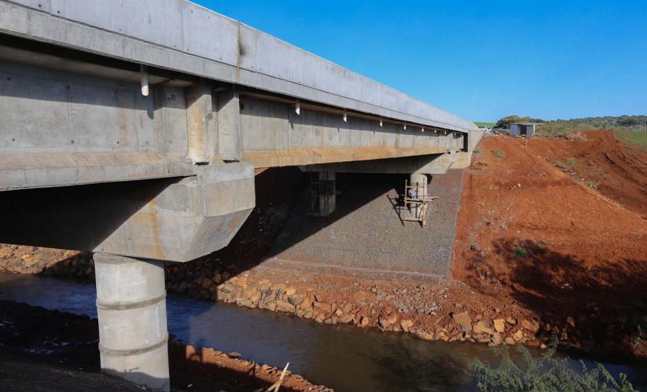 Obras do  Contorno Noroeste de Pato Branco com um viaduto erguido sobre a BR-158, uma ponte sobre o Rio Ligeiro e cinco quilômetros de rodovia até a PR-493 em Itapejara D Oeste. O objetivo é enviar todo o tráfego  de caminhões, para o contorno, aliviando o trânsito urbano.