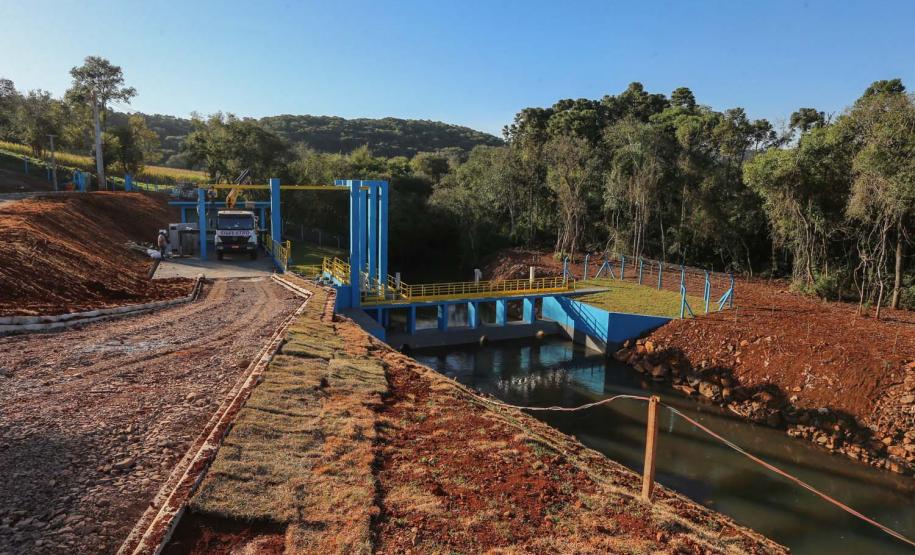 As obras da nova captação de água de Cascavel nas margens do Rio São José, no Distrito de São Salvador, a barragem no rio, as estações de bombeamento e um desarenador, que terá a função de retirar os materiais mais pesados da água, como areia e terra. A nova estrutura ampliará em 25% a capacidade de tratamento de água no município.
