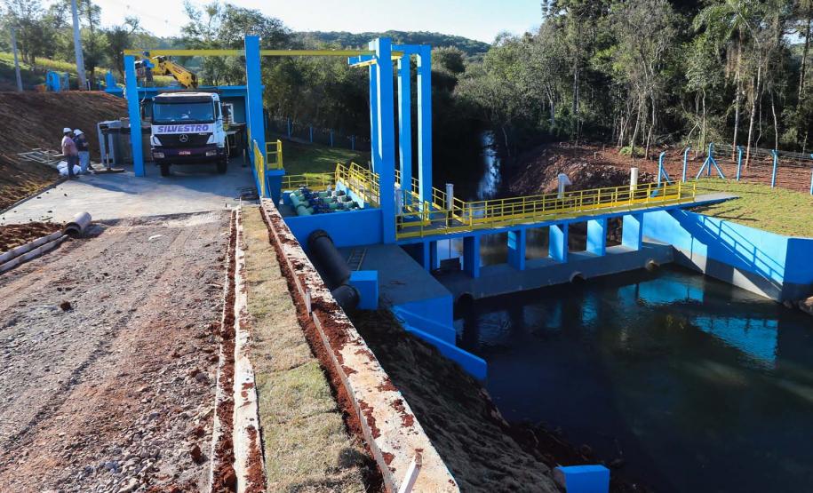 As obras da nova captação de água de Cascavel nas margens do Rio São José, no Distrito de São Salvador, a barragem no rio, as estações de bombeamento e um desarenador, que terá a função de retirar os materiais mais pesados da água, como areia e terra. A nova estrutura ampliará em 25% a capacidade de tratamento de água no município.