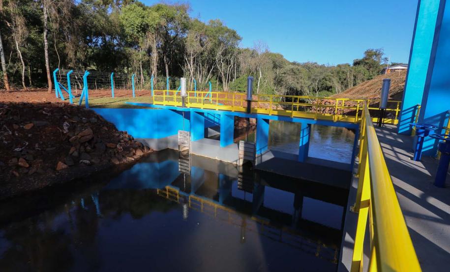 As obras da nova captação de água de Cascavel nas margens do Rio São José, no Distrito de São Salvador, a barragem no rio, as estações de bombeamento e um desarenador, que terá a função de retirar os materiais mais pesados da água, como areia e terra. A nova estrutura ampliará em 25% a capacidade de tratamento de água no município.