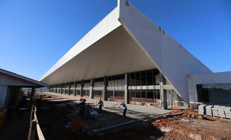 Obras da nova rodoviária de Francisco Beltrao com mais de 6.300 m²,  que contará 12 plataformas para ônibus, além de lojas, guichês, restaurantes, espaço para taxistas e mototaxistas, jardim no centro e salas de espera para os usuários. A construcao do Terminal Rodoviario faz parte do Plano de Apoio ao Desenvolvimento dos Municipios - PAM