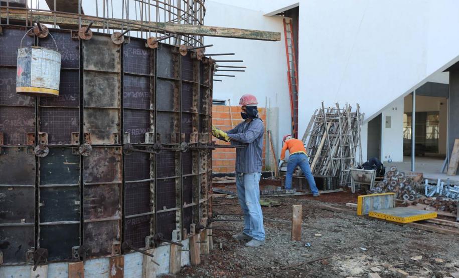 Obras da nova rodoviária de Francisco Beltrao com mais de 6.300 m²,  que contará 12 plataformas para ônibus, além de lojas, guichês, restaurantes, espaço para taxistas e mototaxistas, jardim no centro e salas de espera para os usuários. A construcao do Terminal Rodoviario faz parte do Plano de Apoio ao Desenvolvimento dos Municipios - PAM