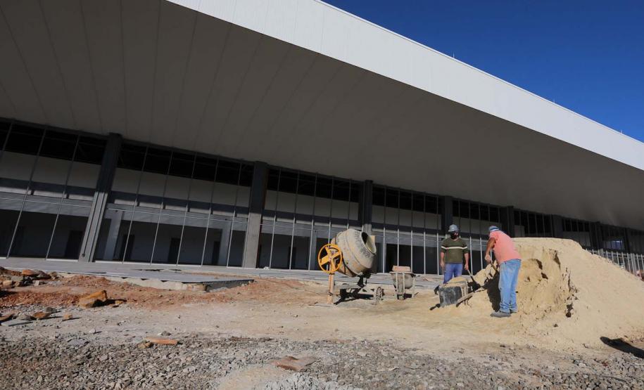 Obras da nova rodoviária de Francisco Beltrao com mais de 6.300 m²,  que contará 12 plataformas para ônibus, além de lojas, guichês, restaurantes, espaço para taxistas e mototaxistas, jardim no centro e salas de espera para os usuários. A construcao do Terminal Rodoviario faz parte do Plano de Apoio ao Desenvolvimento dos Municipios - PAM