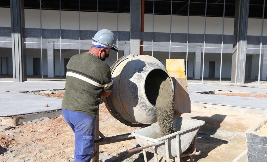 Obras da nova rodoviária de Francisco Beltrao com mais de 6.300 m²,  que contará 12 plataformas para ônibus, além de lojas, guichês, restaurantes, espaço para taxistas e mototaxistas, jardim no centro e salas de espera para os usuários. A construcao do Terminal Rodoviario faz parte do Plano de Apoio ao Desenvolvimento dos Municipios - PAM