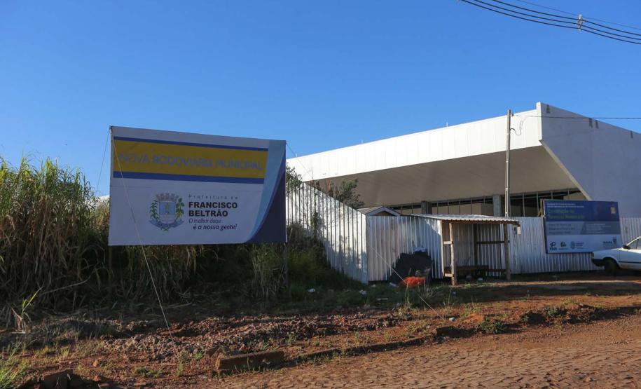 Obras da nova rodoviária de Francisco Beltrao com mais de 6.300 m²,  que contará 12 plataformas para ônibus, além de lojas, guichês, restaurantes, espaço para taxistas e mototaxistas, jardim no centro e salas de espera para os usuários. A construcao do Terminal Rodoviario faz parte do Plano de Apoio ao Desenvolvimento dos Municipios - PAM