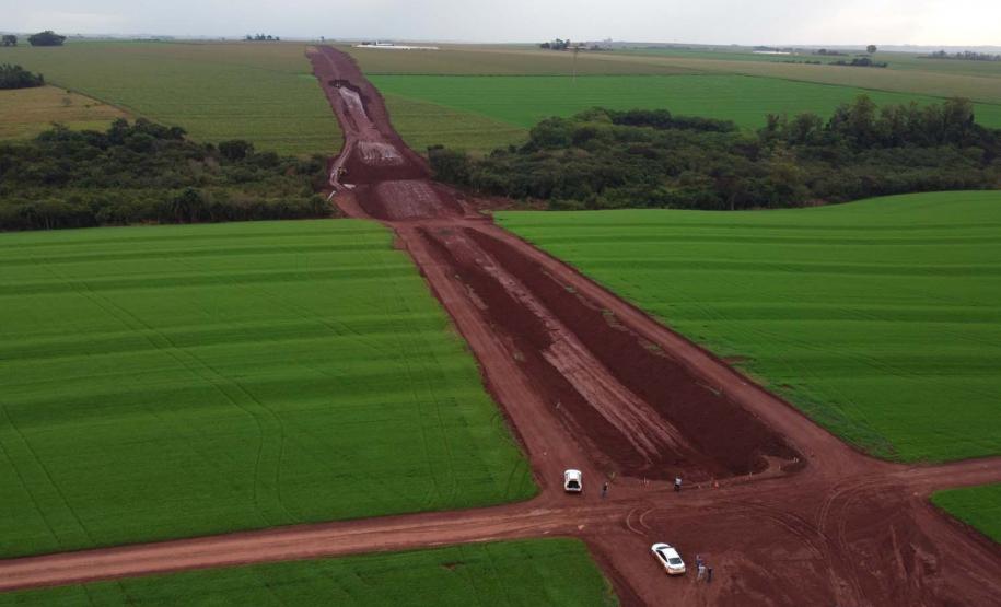 Obras do contorno viário de Palotina que terá extensão de cerca de 16 km e está sendo construído para desviar o trânsito de caminhões do centro da cidade.