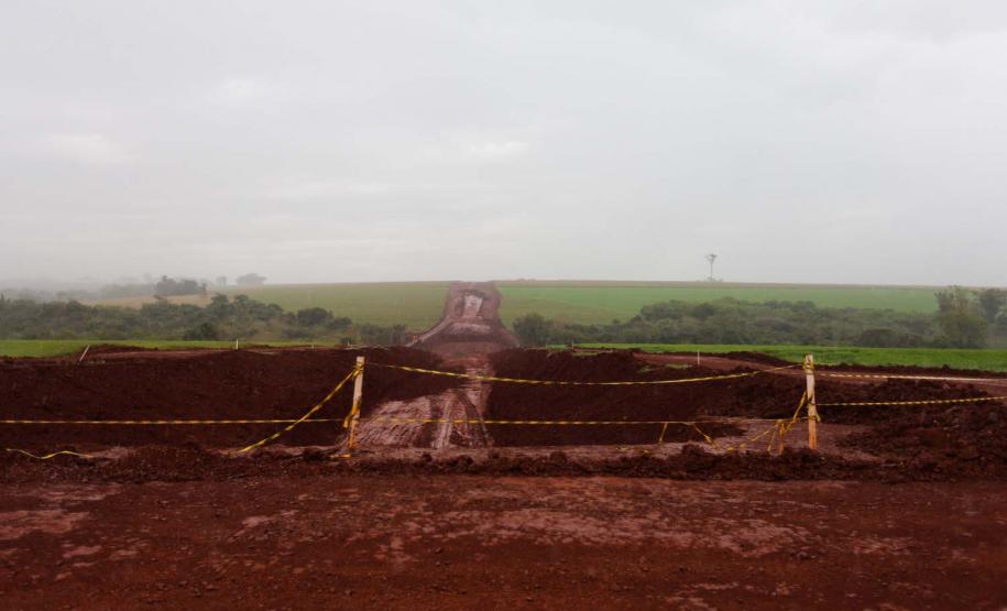 Obras do contorno viário de Palotina que terá extensão de cerca de 16 km e está sendo construído para desviar o trânsito de caminhões do centro da cidade.