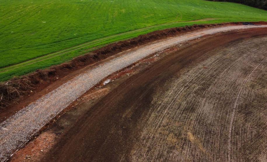 Programa de Estradas Rurais Integradas aos Princípios Conservacionistas - Estradas da Integração, do Governo do Estado. Um trecho de 6,31 quilômetros e seis metros de largura está recebendo pavimentação poliédrica com pedras irregulares ligando a comunidade de Ponte Alta na interseção com a BR-277 até a Sede do Distrito de Patos Velhos em Prudentopolis