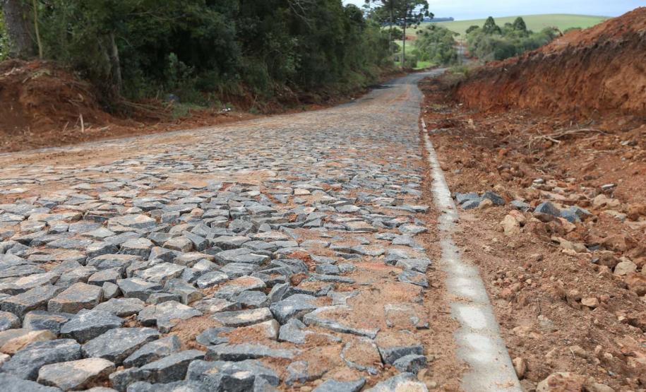 Programa de Estradas Rurais Integradas aos Princípios Conservacionistas - Estradas da Integração, do Governo do Estado. Um trecho de 6,31 quilômetros e seis metros de largura está recebendo pavimentação poliédrica com pedras irregulares ligando a comunidade de Ponte Alta na interseção com a BR-277 até a Sede do Distrito de Patos Velhos em Prudentopolis