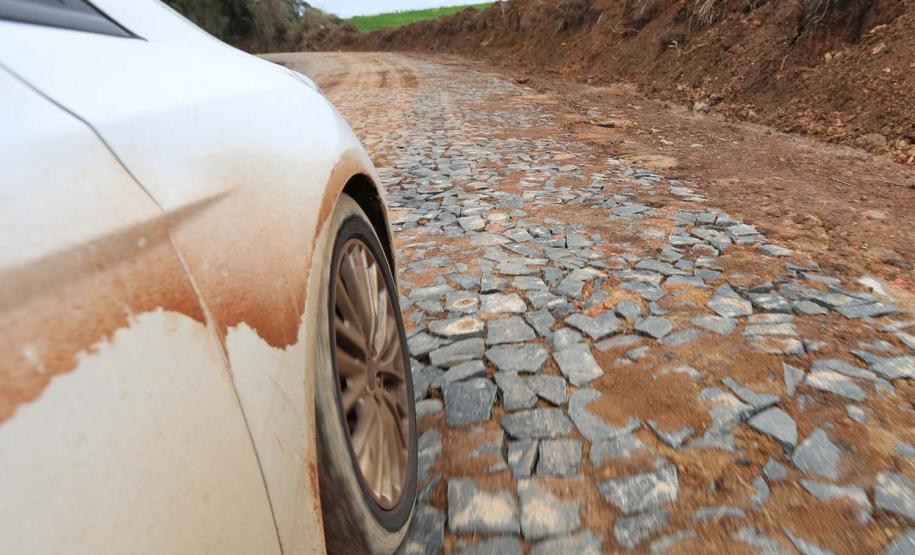 Programa de Estradas Rurais Integradas aos Princípios Conservacionistas - Estradas da Integração, do Governo do Estado. Um trecho de 6,31 quilômetros e seis metros de largura está recebendo pavimentação poliédrica com pedras irregulares ligando a comunidade de Ponte Alta na interseção com a BR-277 até a Sede do Distrito de Patos Velhos em Prudentopolis