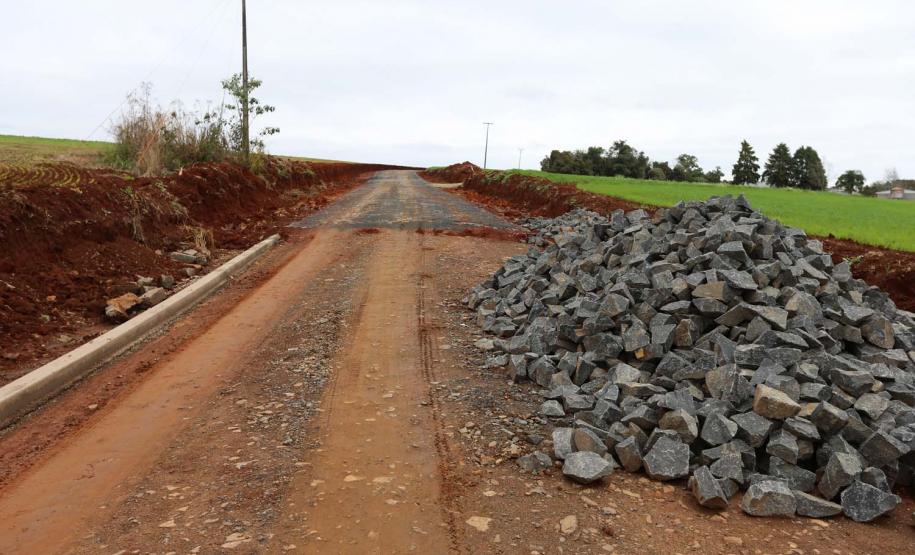 Programa de Estradas Rurais Integradas aos Princípios Conservacionistas - Estradas da Integração, do Governo do Estado. Um trecho de 6,31 quilômetros e seis metros de largura está recebendo pavimentação poliédrica com pedras irregulares ligando a comunidade de Ponte Alta na interseção com a BR-277 até a Sede do Distrito de Patos Velhos em Prudentopolis
