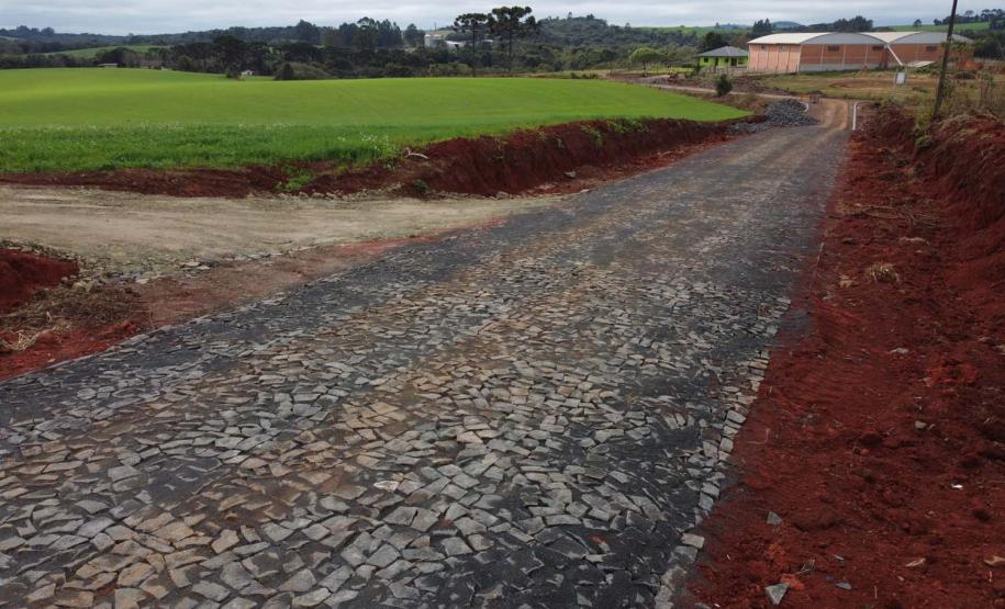 Programa de Estradas Rurais Integradas aos Princípios Conservacionistas - Estradas da Integração, do Governo do Estado. Um trecho de 6,31 quilômetros e seis metros de largura está recebendo pavimentação poliédrica com pedras irregulares ligando a comunidade de Ponte Alta na interseção com a BR-277 até a Sede do Distrito de Patos Velhos em Prudentopolis