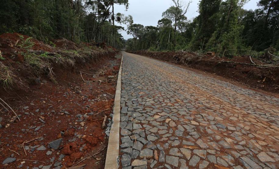 Programa de Estradas Rurais Integradas aos Princípios Conservacionistas - Estradas da Integração, do Governo do Estado. Um trecho de 6,31 quilômetros e seis metros de largura está recebendo pavimentação poliédrica com pedras irregulares ligando a comunidade de Ponte Alta na interseção com a BR-277 até a Sede do Distrito de Patos Velhos em Prudentopolis