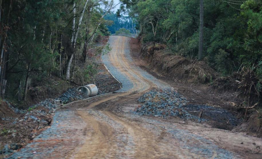 Programa de Estradas Rurais Integradas aos Princípios Conservacionistas - Estradas da Integração, do Governo do Estado. Um trecho de 6,31 quilômetros e seis metros de largura está recebendo pavimentação poliédrica com pedras irregulares ligando a comunidade de Ponte Alta na interseção com a BR-277 até a Sede do Distrito de Patos Velhos em Prudentopolis