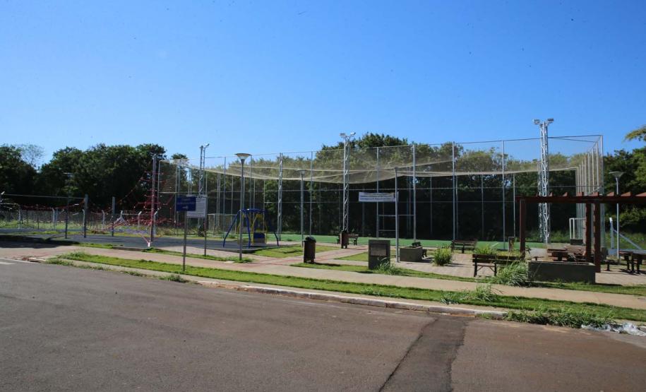 Meu Campinho em Maringa. O espaço tem um campo de futebol de grama sintética, playground com piso emborrachado e com iluminação, bicicletários, bebedouro, mesas de jogos, floreiras e lixeiras -