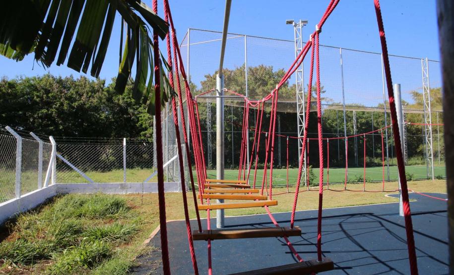 Meu Campinho em Maringa. O espaço tem um campo de futebol de grama sintética, playground com piso emborrachado e com iluminação, bicicletários, bebedouro, mesas de jogos, floreiras e lixeiras -