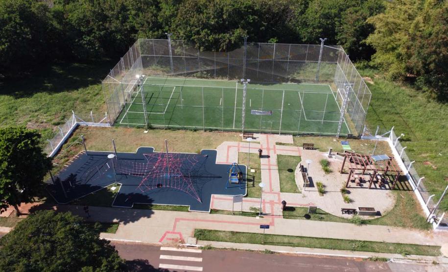 Meu Campinho em Maringa. O espaço tem um campo de futebol de grama sintética, playground com piso emborrachado e com iluminação, bicicletários, bebedouro, mesas de jogos, floreiras e lixeiras -