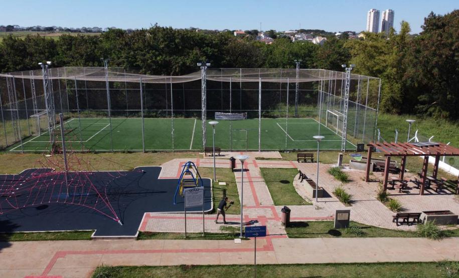 Meu Campinho em Maringa. O espaço tem um campo de futebol de grama sintética, playground com piso emborrachado e com iluminação, bicicletários, bebedouro, mesas de jogos, floreiras e lixeiras -