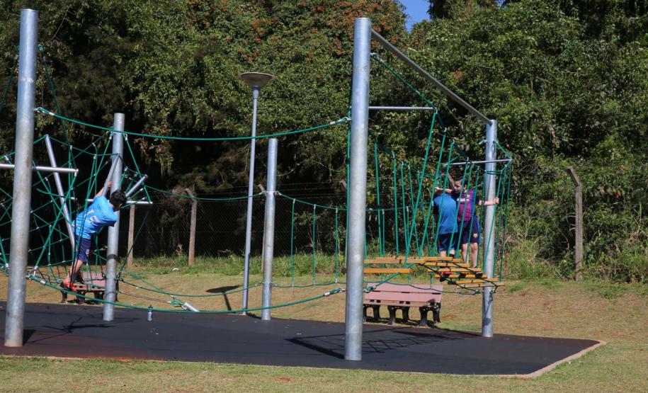 Meu Campinho em Maringa. O espaço tem um campo de futebol de grama sintética, playground com piso emborrachado e com iluminação, bicicletários, bebedouro, mesas de jogos, floreiras e lixeiras -