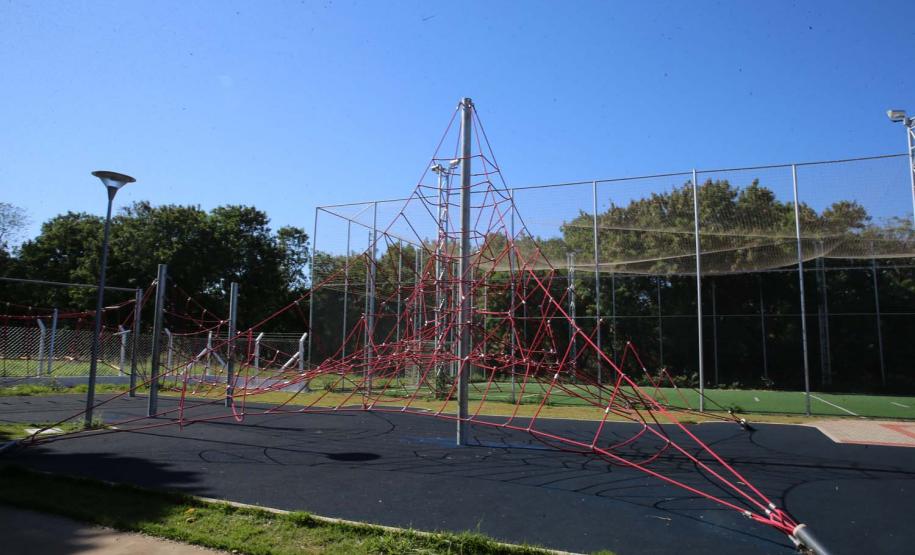 Meu Campinho em Maringa. O espaço tem um campo de futebol de grama sintética, playground com piso emborrachado e com iluminação, bicicletários, bebedouro, mesas de jogos, floreiras e lixeiras -