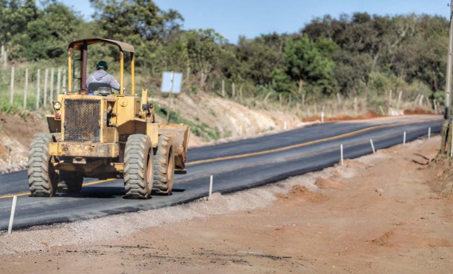 Pavimentação de estrada beneficia produção leiteira de Carambeí