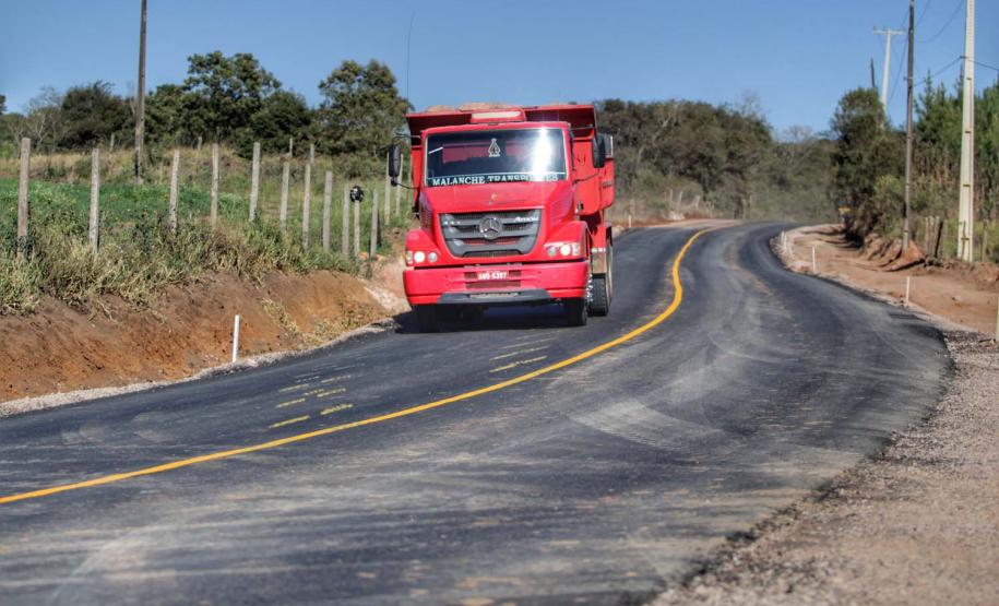Pavimentação de estrada beneficia produção leiteira de Carambeí