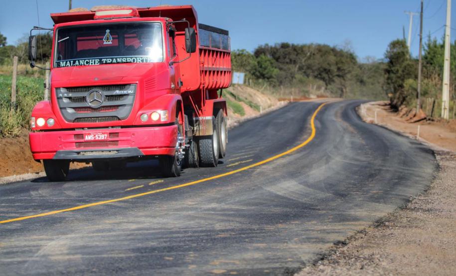 Pavimentação de estrada beneficia produção leiteira de Carambeí