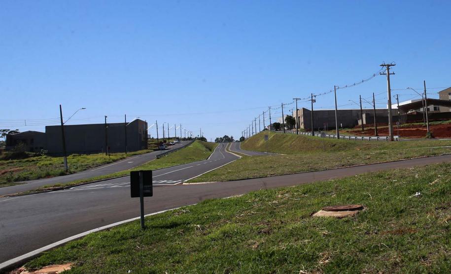 Pavimentacao e recape de vias urbarnas em Umuarama.  Av Portugal trecho entre a Rua Monteiro Lobato e o trevo da Estrada do Bonfiim (antiga PR 482 saida para Maria Helena).  -  05/08/2020 -  Foto: Geraldo Bubniak/AEN