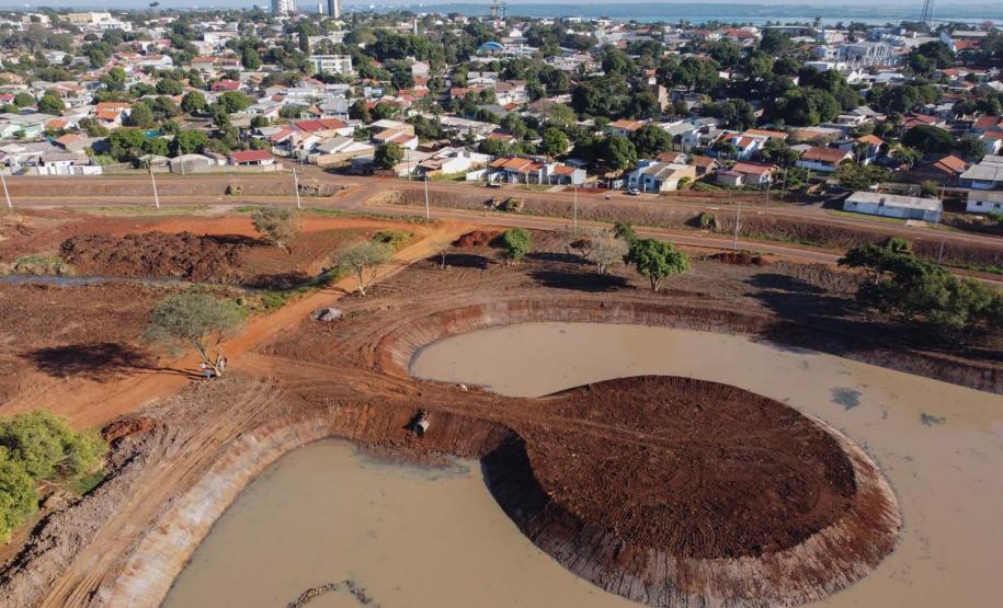 Obras para revitalizar o Parque Fundo de Vale em Guaira,  com instalação e adaptação de acessibilidade em todo o Parque, ampliação do lago, pista de caminhada, modernização paisagística, bancos e vegetação nova.   06/08/2020 -