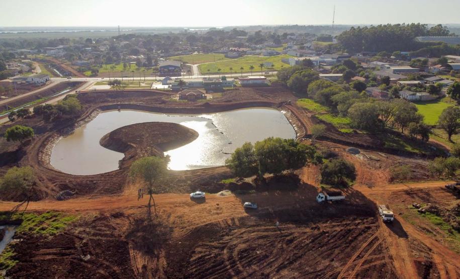 Obras para revitalizar o Parque Fundo de Vale em Guaira,  com instalação e adaptação de acessibilidade em todo o Parque, ampliação do lago, pista de caminhada, modernização paisagística, bancos e vegetação nova.   06/08/2020 -