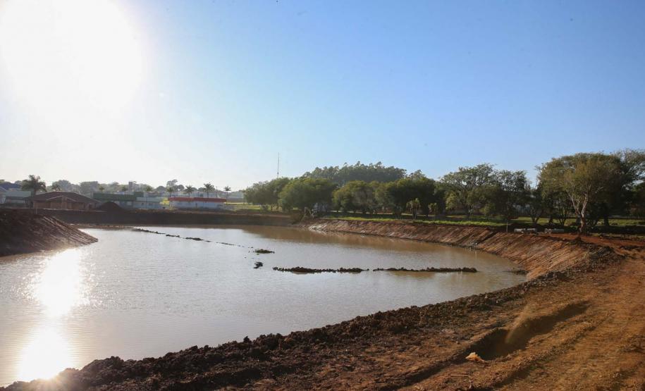Obras para revitalizar o Parque Fundo de Vale em Guaira,  com instalação e adaptação de acessibilidade em todo o Parque, ampliação do lago, pista de caminhada, modernização paisagística, bancos e vegetação nova.   06/08/2020 -