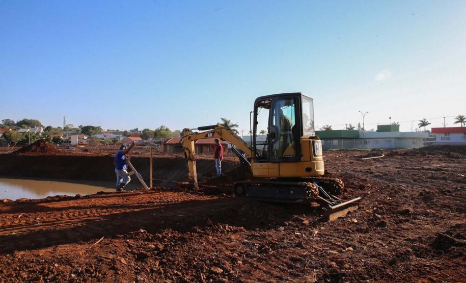 Obras para revitalizar o Parque Fundo de Vale em Guaira,  com instalação e adaptação de acessibilidade em todo o Parque, ampliação do lago, pista de caminhada, modernização paisagística, bancos e vegetação nova.   06/08/2020 -