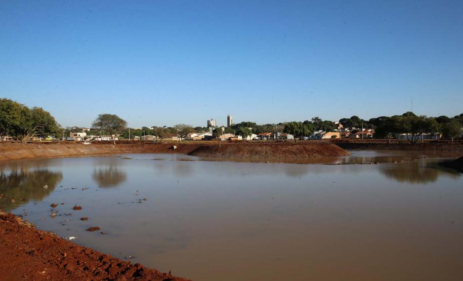 Obras para revitalizar o Parque Fundo de Vale em Guaira,  com instalação e adaptação de acessibilidade em todo o Parque, ampliação do lago, pista de caminhada, modernização paisagística, bancos e vegetação nova.   06/08/2020 -