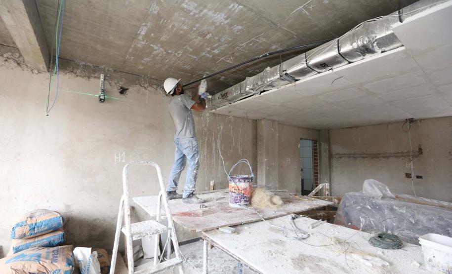 Construcao da Delegacia Cidada de Colombo. A delegacia cidadã é um novo modelo de atendimento em delegacias no Paraná, com espaços específicos e reservados para separar vítimas de agressores e possibilidade de auxílio de assistentes sociais e psicólogos, quando necessário. Colombo