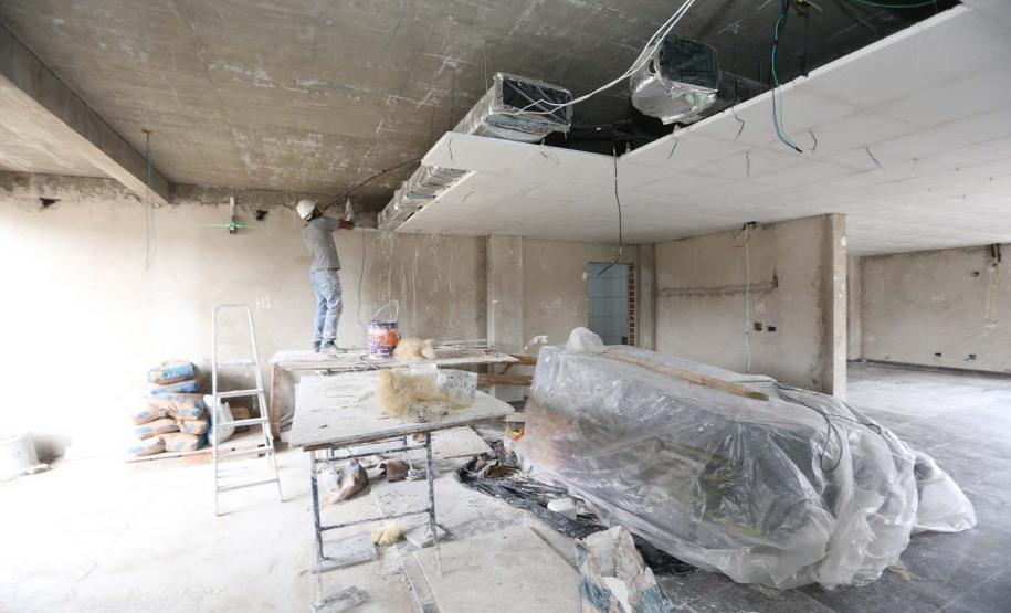 Construcao da Delegacia Cidada de Colombo. A delegacia cidadã é um novo modelo de atendimento em delegacias no Paraná, com espaços específicos e reservados para separar vítimas de agressores e possibilidade de auxílio de assistentes sociais e psicólogos, quando necessário. Colombo