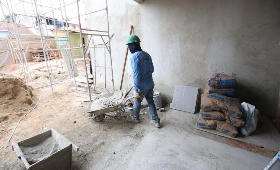 Construcao da Delegacia Cidada de Colombo. A delegacia cidadã é um novo modelo de atendimento em delegacias no Paraná, com espaços específicos e reservados para separar vítimas de agressores e possibilidade de auxílio de assistentes sociais e psicólogos, quando necessário. Colombo