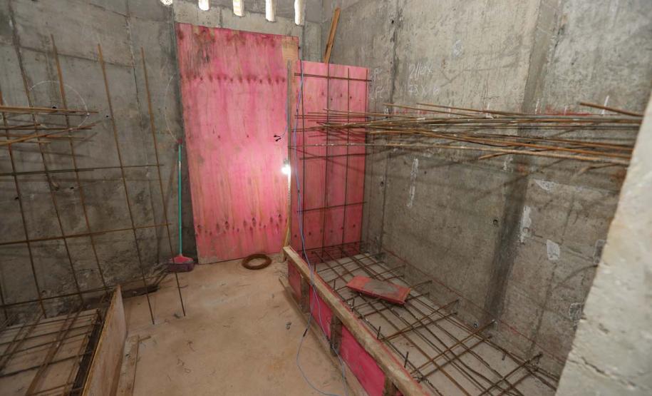 Construcao da Delegacia Cidada de Colombo. A delegacia cidadã é um novo modelo de atendimento em delegacias no Paraná, com espaços específicos e reservados para separar vítimas de agressores e possibilidade de auxílio de assistentes sociais e psicólogos, quando necessário. Colombo