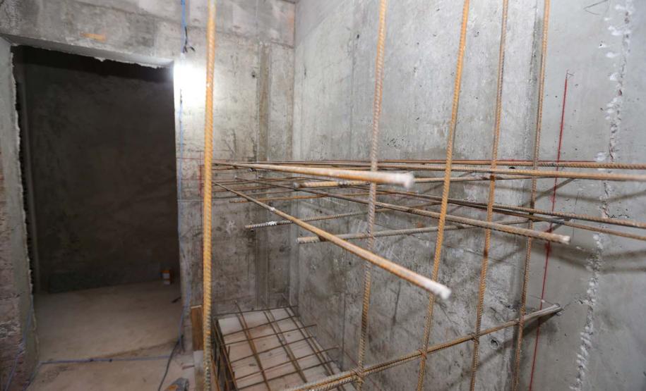 Construcao da Delegacia Cidada de Colombo. A delegacia cidadã é um novo modelo de atendimento em delegacias no Paraná, com espaços específicos e reservados para separar vítimas de agressores e possibilidade de auxílio de assistentes sociais e psicólogos, quando necessário. Colombo