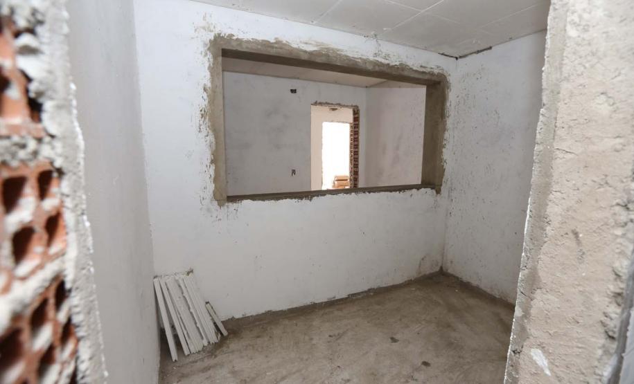 Construcao da Delegacia Cidada de Colombo. A delegacia cidadã é um novo modelo de atendimento em delegacias no Paraná, com espaços específicos e reservados para separar vítimas de agressores e possibilidade de auxílio de assistentes sociais e psicólogos, quando necessário. Colombo