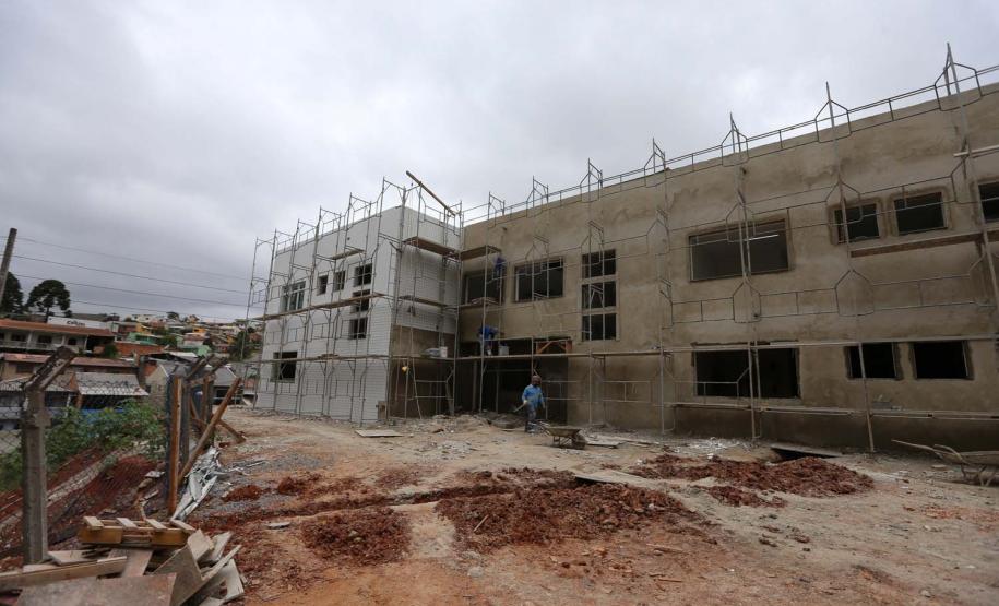 Construcao da Delegacia Cidada de Colombo. A delegacia cidadã é um novo modelo de atendimento em delegacias no Paraná, com espaços específicos e reservados para separar vítimas de agressores e possibilidade de auxílio de assistentes sociais e psicólogos, quando necessário. Colombo