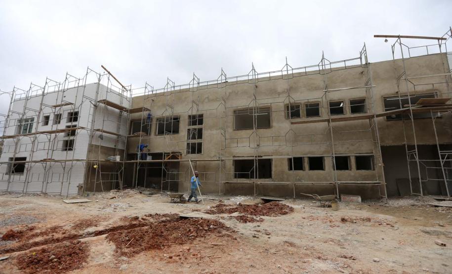 Construcao da Delegacia Cidada de Colombo. A delegacia cidadã é um novo modelo de atendimento em delegacias no Paraná, com espaços específicos e reservados para separar vítimas de agressores e possibilidade de auxílio de assistentes sociais e psicólogos, quando necessário. Colombo